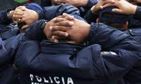 Detienen a tres policías de Isidro Casanova por extorsionar a una comerciante