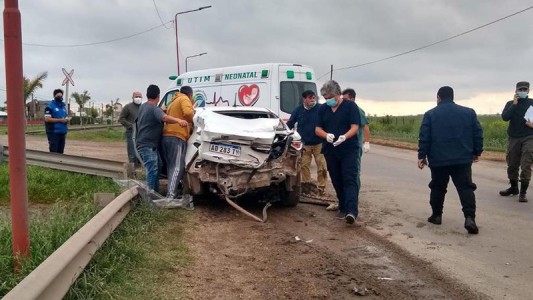 Locomotora chocó auto y tres personas se salvaron de milagro