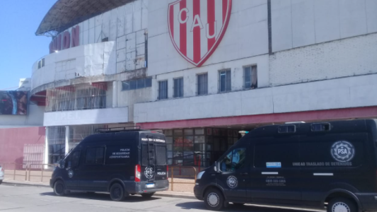 Fuerzas federales realizan un procedimiento en la sede de Unión de Santa Fe