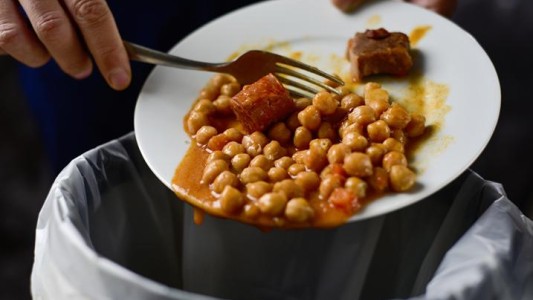Cocineras de comedores concientizan sobre el desperdicio de alimentos en un libro