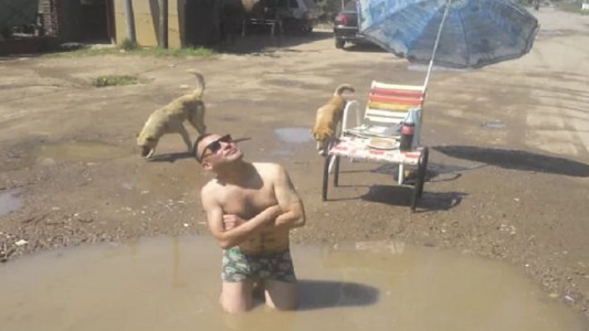 Vecinos de González Catán reclaman con una pileta de barro: "Sin asfalto, no hay votos"