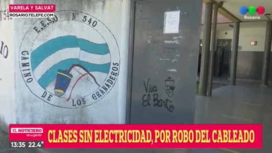 Sin luz por robo de cables, una escuela decidió dar clases igual