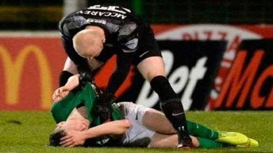 Un arquero noqueó a su compañero de una trompada por culparlo del gol rival y el video se viralizó en las redes