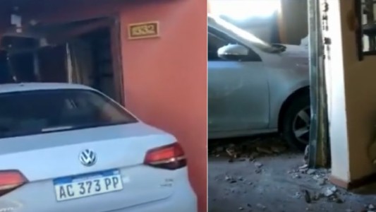 Menor sin registro salió a pasear con el auto de su papá y se incrustó en una casa