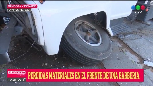 Un camión se incrustó contra el local comercial en Mendoza y Donado