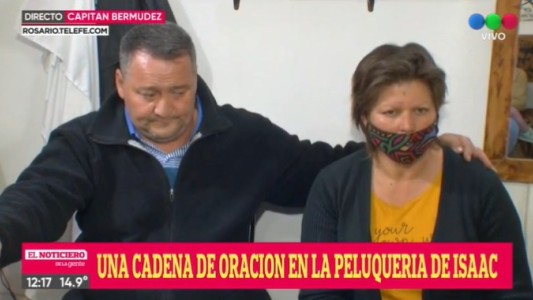 Familiares y amigos de Isaac encabezan una cadena de oración en su peluquería