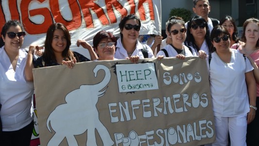 Enfermeros se movilizan por la reglamentación de ley que los profesionaliza
