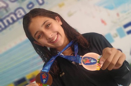 La nadadora de 13 años Agostina Hein obtiene medalla de oro en el Sudamericano Juvenil