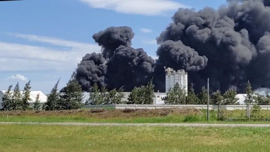Impactante incendio de una planta de solventes sobre Ruta AO12