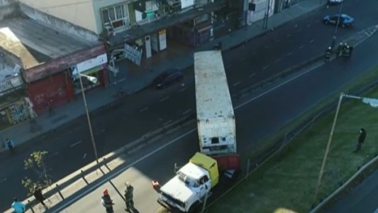 Camión quedó cruzado en el acceso a la General Paz a la altura de Liniers