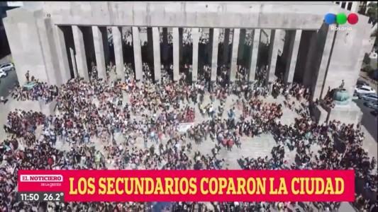 Festejo masivo de estudiantes que pasan a quinto año en el Monumento