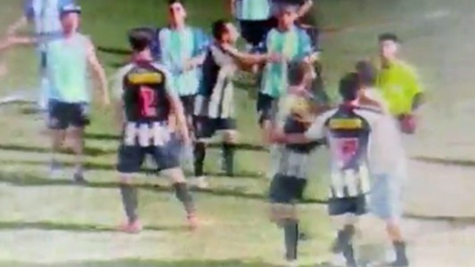 Video: trompadas y patadas en un partido de la Liga Sanlorencina
