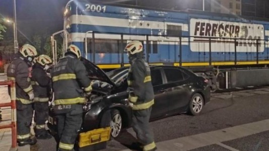 Un tren chocó con un auto en Puerto Madero