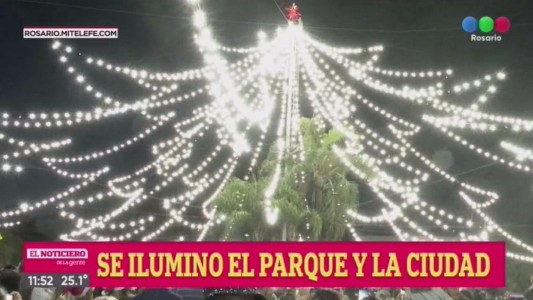 Se encendieron las luces del arbolito de Oroño y Pellegrini, con un mensaje de Paz