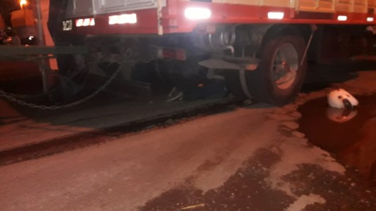 Tragedia en Ruta 11: murió motociclista aplastado por un camión