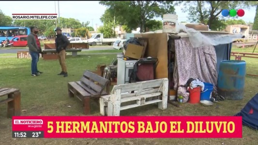 Cansados de las amenazas para quedarse con su casa, se mudaron a una plaza con sus cinco hijos