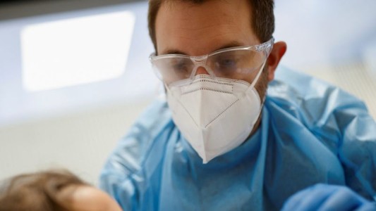 Detectan tres casos compatibles con la variante de coronavirus Ómicron en San Luis