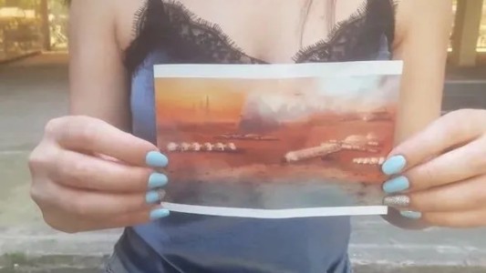 Una mujer asegura venir del año 3812 y mostró una imagen de Marte colonizado por "robots chinos"