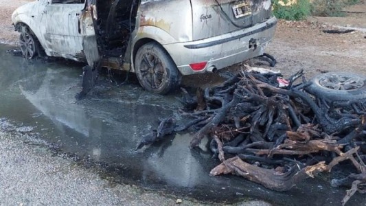 Noche mala: un hombre llevaba leña para el asado de Navidad y se le incendió el auto