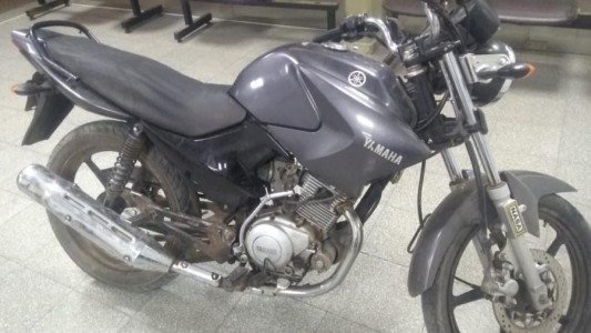 Entregó a su hija adolescente a la policía por robar una moto