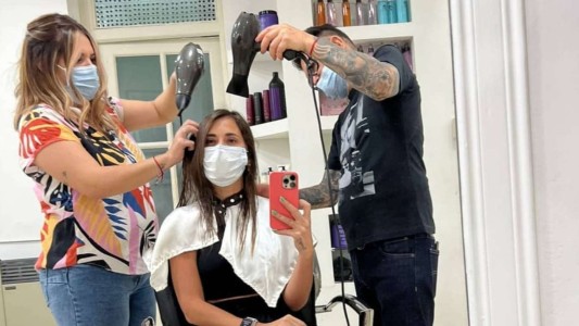 Antonela Roccuzzo: una “morena iluminada” en su peluquería rosarina de toda la vida