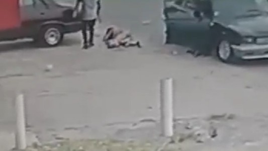 Horror: le disparó dos esopetazos a su ex pareja y la remató de otro tiro en el piso