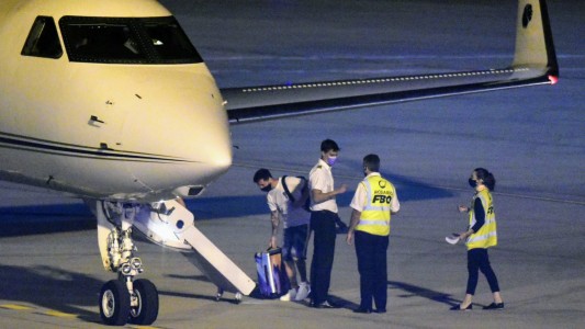 Messi terminó el aislamiento y viajó con su familia a Paris