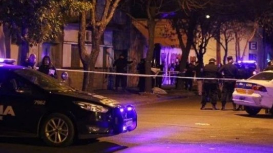 Brutal crimen en zona sur: se asomó por la puerta y le dispararon en la cara