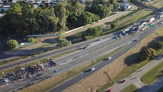 Ambientalistas cortaron el puente a Victoria en reclamo por las quemas