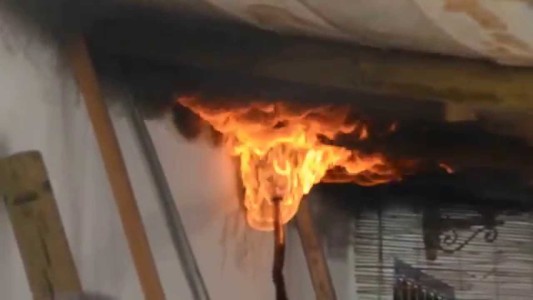 Un hombre quiso incendiar un panal de avispas y el fuego casi le consume la casa