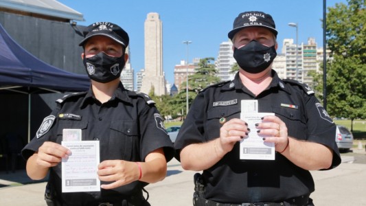 Sacan de tareas preventivas a unos 900 policías de Santa Fe por no vacunarse contra el Covid-19