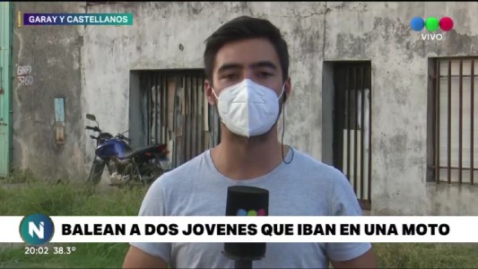 Hirieron a dos jóvenes que iban en moto con al menos 16 balazos