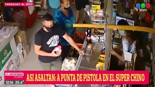 Video: así asaltaron a punta de pistola un súper chino a plena luz del día