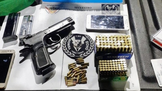 Detuvieron a una pareja con una pistola, tres cargadores con municiones y varios celulares en Las Flores