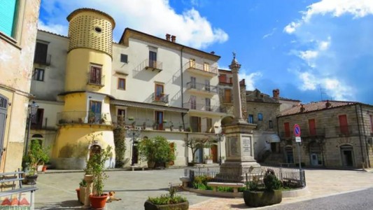 Un pueblo italiano ofrece 5.000 euros mensuales a quienes decidan vivir allí