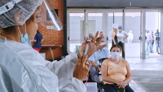 Aplicarán vacunas contra el covid sin turno previo a los mayores de 40 años en Rosario