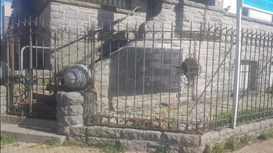 Error de cálculo: intentó saltar una reja y se la clavó en los testículos