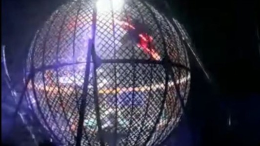 “Globo de la Muerte”: tres motociclistas chocaron en la esfera metálica