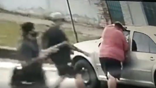 Le dispararon con una escopeta para robarle el auto: está internado