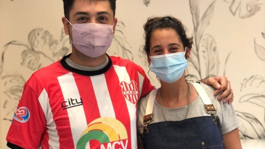 La camiseta más difícil del mundo: la travesía de un turista mendocino para conseguir la casaca de Atlético Monte Hermoso