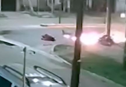 Video: chocaron dos motos y se prendieron fuego