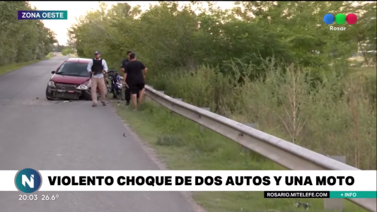 Violento choque entre dos autos y una moto