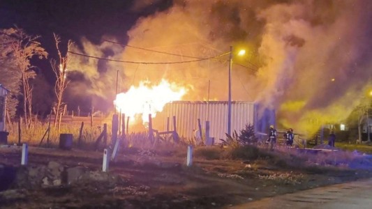 Tragedia en Ushuaia: los padres salieron a despedir a un amigo, se incendió la casa y murieron tres hijos