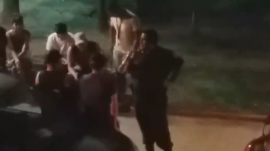 Video: vecina denunció ruidos molestos de jóvenes en una plaza, llegó un policía y se puso a tomar con ellos