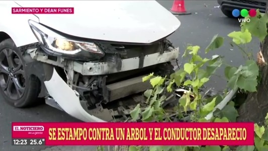 Feroz choque entre un auto y un árbol en Sarmiento y Dean Funes