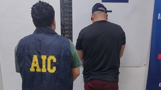 Las maniató, amenazó con un arma y obligó a que le hagan sexo oral