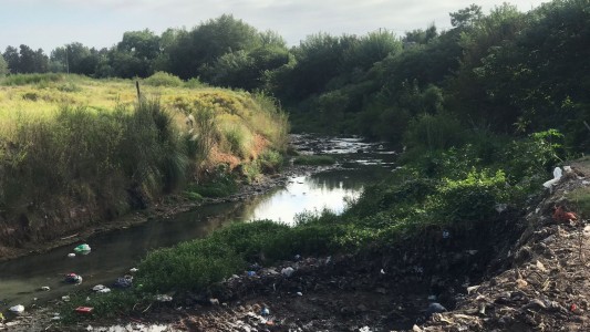 Vecinos reclaman que la limpieza del Arroyo Ludueña no fue suficiente