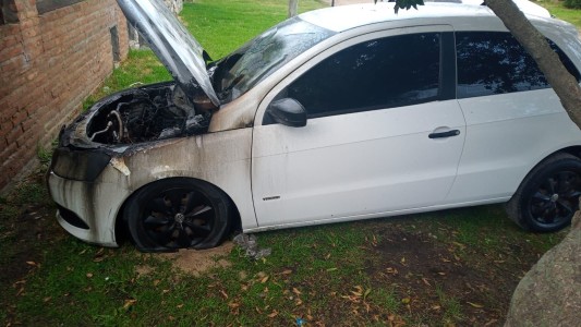 Le prendieron fuego el auto en la puerta de su casa: sospecha de su ex pareja