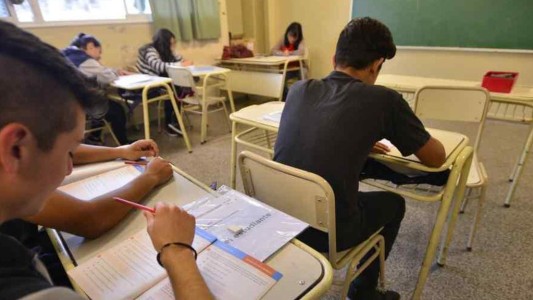 Estudiantes del secundario que adeuden hasta seis materias van a pasar de año