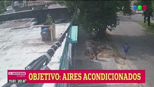 Treparon los techos y se robaron los cables de un aire acondicionado en una ferreteria